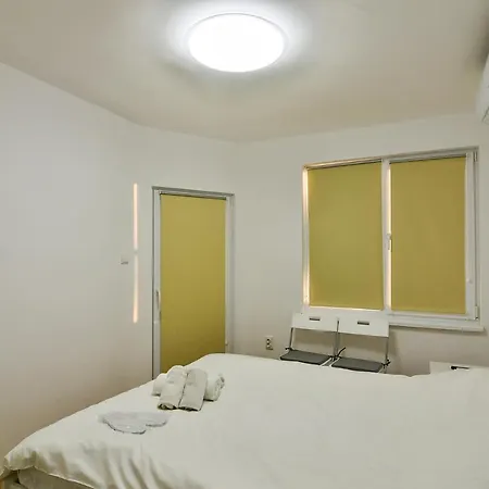 Central 3 Bedroom Flat With Free Parking Варна