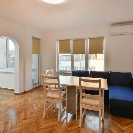 Central 3 Bedroom Flat With Free Parking Варна