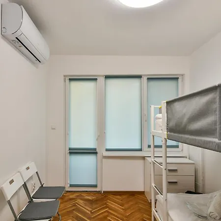 Central 3 Bedroom Flat With Free Parking *